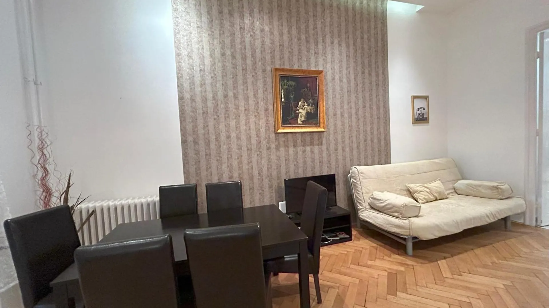 The Budapest Times Lägenhet